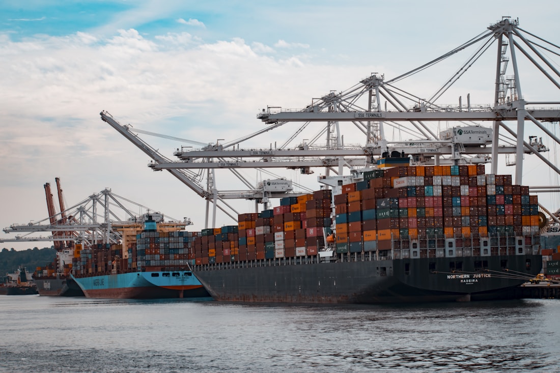 Fraktcontainere på en logistikkterminal